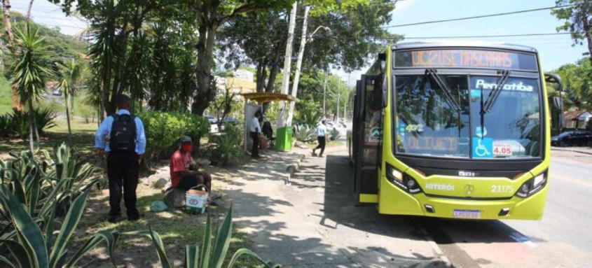 Pontos de ônibus: livros doados serão dispostos em estantes seguras e que permitam a preservação do material