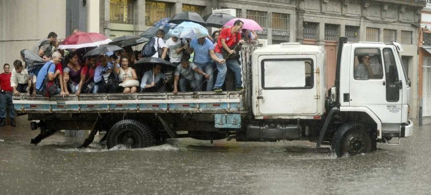 Rio de Janeiro - Dezenas de pedestres são levados na caçamba de um caminhão para atravessar o alagamento na Rua do Lavradio, na Lapa, na região central, durante temporal com forte chuva e vento que deixou a cidade em estágio de atenção. (Foto: Fernando Frazão/Agência Brasil) - Foto: Fernando Frazão/Agência Brasil Rio de Janeiro - Dezenas de pedestres são levados na caçamba de um caminhão para atravessar o alagamento na Rua do Lavradio, na Lapa, na região central, durante temporal com forte chuva e vento que deixou a cidade em estágio de atenção. (Foto: Fernando Frazão/Agência Brasil)