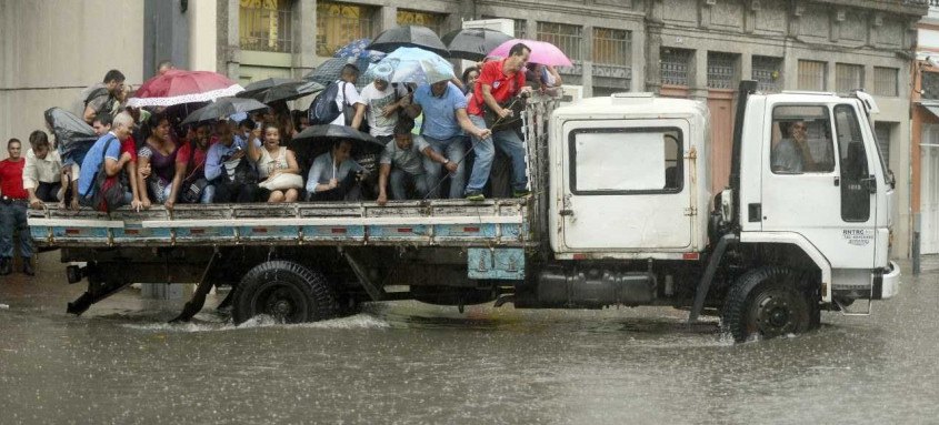 Rio de Janeiro - Dezenas de pedestres são levados na caçamba de um caminhão para atravessar o alagamento na Rua do Lavradio, na Lapa, na região central, durante temporal com forte chuva e vento que deixou a cidade em estágio de atenção. (Foto: Fernando Frazão/Agência Brasil)