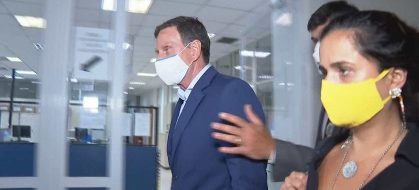 Na chegada à Cidade da Polícia, Marcelo Crivella declarou que está sendo vítima de perseguição política - Foto: Reprodução/TV Globo Na chegada à Cidade da Polícia, Marcelo Crivella declarou que está sendo vítima de perseguição política
