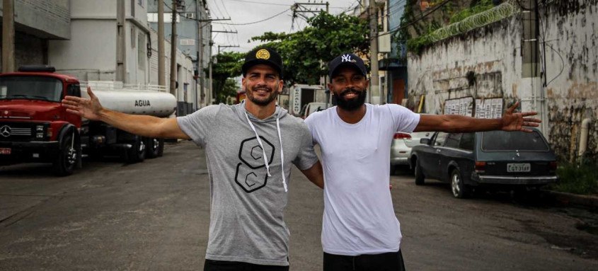 Caio Cezar e Chayene de braços abertos para receberem o máximo de doações no próximo domingo