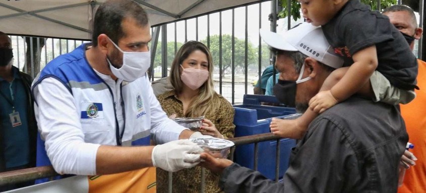 Governo do Estado distribuiu o jantar para os beneficiados do programa RJ Alimenta