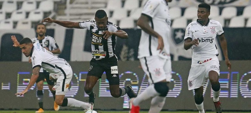 O Botafogo, do marfinense Kalou, tropeçou mais uma vez no Campeonato Brasileiro - Foto: Vitor Silva / Botafogo O Botafogo, do marfinense Kalou, tropeçou mais uma vez no Campeonato Brasileiro