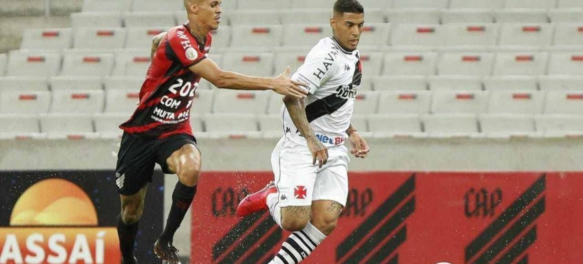 A derrota neste domingo teve um sabor ainda mais amargo para o Vasco, já que o Furação é um adversário na luta contra o rebaixamento