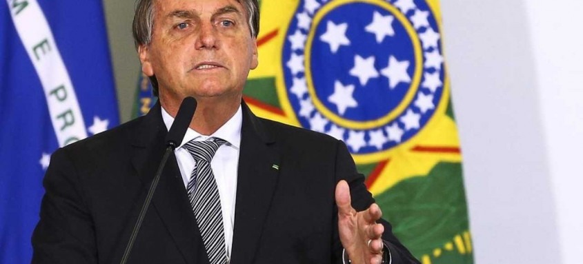 Presidente Bolsonaro se defende, afirmando que caso exercesse pressões pela vacina, seria acusado de interferência e irresponsabilidade