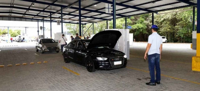 Com o retorno em todo o estado, Detran-RJ aumentou a oferta de vagas para o serviço de emplacamento - Foto: Divulgação Detran/ Alexandre Simonini Com o retorno em todo o estado, Detran-RJ aumentou a oferta de vagas para o serviço de emplacamento