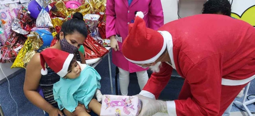 Os pais das crianças também participaram da confraternização e elogiaram a iniciativa. - Foto: Divulgação Hospital Estadual Alberto Torres Os pais das crianças também participaram da confraternização e elogiaram a iniciativa.