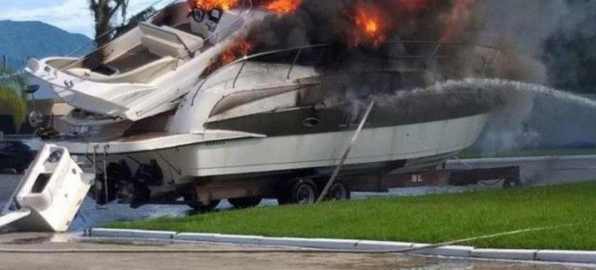 Acidente teria ocorrido quando três pessoas trabalhavam dentro da embarcação e testavam o motor - Foto: Arquivo Corpo de Bombeiros Acidente teria ocorrido quando três pessoas trabalhavam dentro da embarcação e testavam o motor