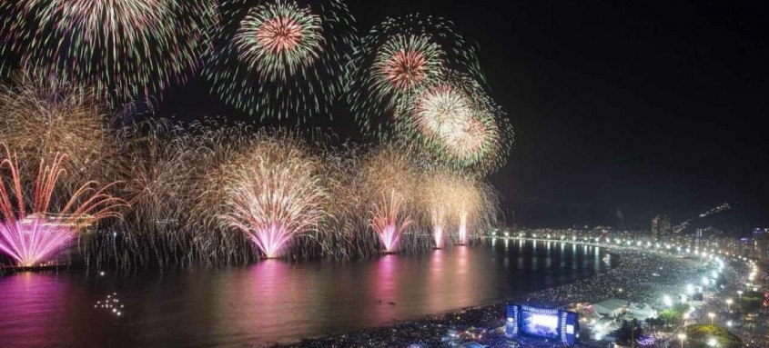 A chegada de 2021 não será igual a de anos anteriores para os cariocas. A tradicional queima de fogos de artifício está proibida em toda a orla do Rio de Janeiro
