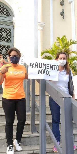 Manifestação contra aumento de salários