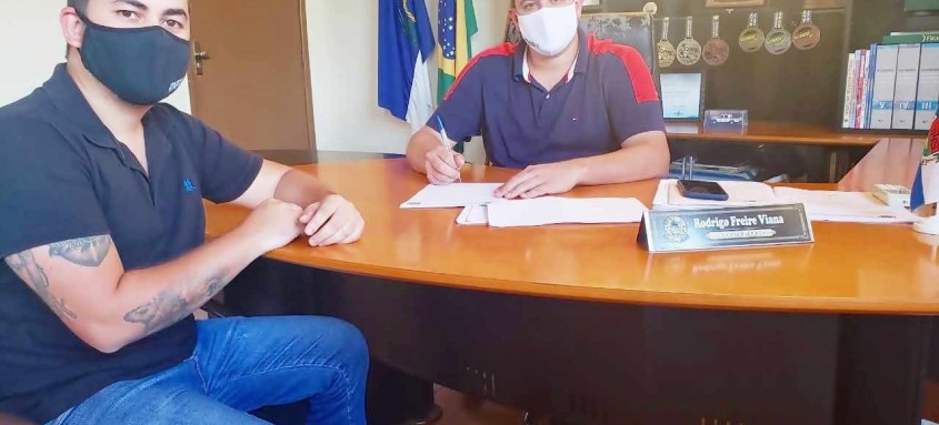 A assinatura foi feita no gabinete junto ao secretário da pasta, Lucas Esteves com orientação, e texto da Coordenadora de Imunização, Renata Gomes - Foto: Divulgação/ Prefeitura de Trajano de Moraes A assinatura foi feita no gabinete junto ao secretário da pasta, Lucas Esteves com orientação, e texto da Coordenadora de Imunização, Renata Gomes