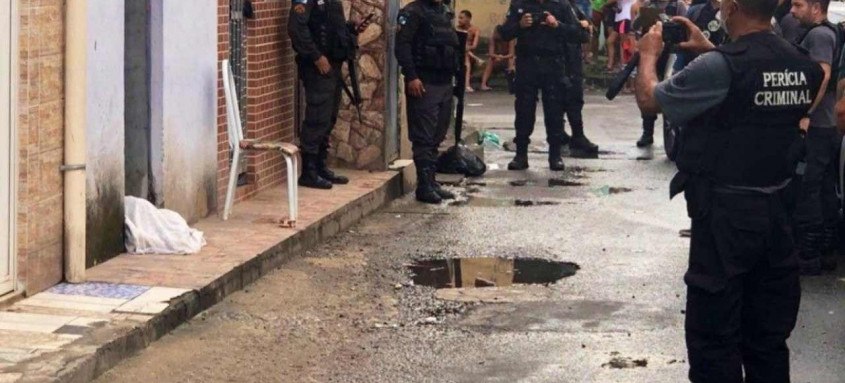 Corpo da moça foi coberto e o local isolado para as investigações policiais - Foto: Divulgação Polícia Civil Corpo da moça foi coberto e o local isolado para as investigações policiais
