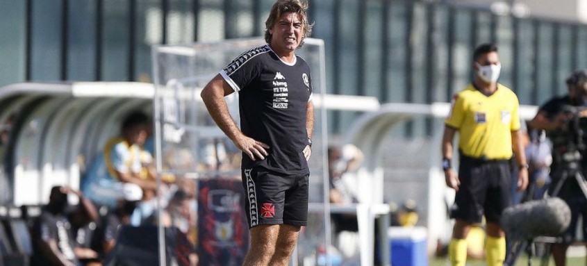 Treinador deixa o clube na zona de rebaixamento do Brasileirão
