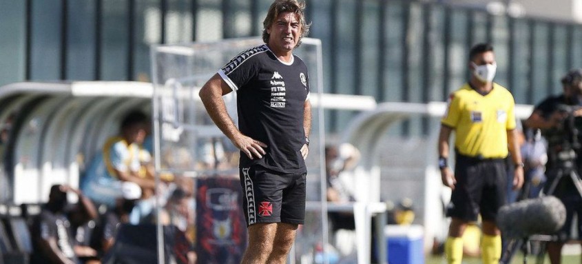 Treinador deixa o clube na zona de rebaixamento do Brasileirão
