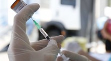 A segunda dose ficará com o estado e será distribuída depois, no momento de aplicação da segunda dose, que ocorrerá no período entre 14 e 28 dias após a aplicação da primeira dose Tânia Rêgo/Agência Brasil