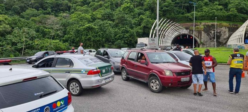 Veículos foram multados em três pontos de bloqueios montados nas principais vias da cidade - Foto: Divulgação/ Prefeitura do Rio Veículos foram multados em três pontos de bloqueios montados nas principais vias da cidade