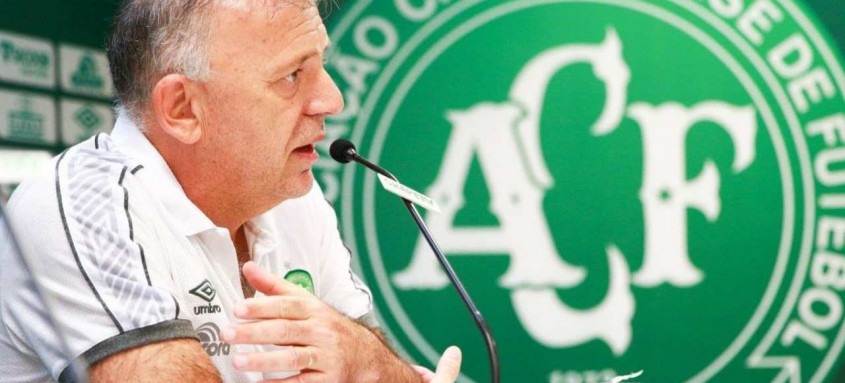 A Chapecoense emitiu uma nota oficial nesta quarta-feira lamentando a morte de Paulo Magro