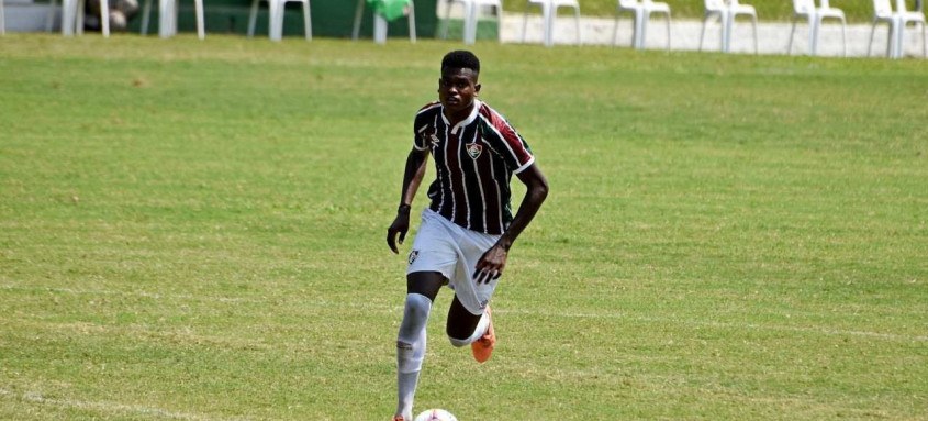 João Cipriano vem se destacando na zaga da equipe sub-20 do Fluminense - Foto: Mailson Santana / Fluminense João Cipriano vem se destacando na zaga da equipe sub-20 do Fluminense