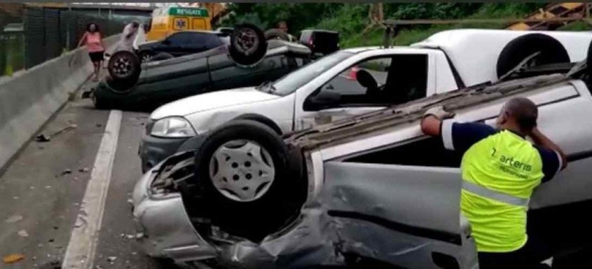 O acidente envolveu três carros, dois capotaram