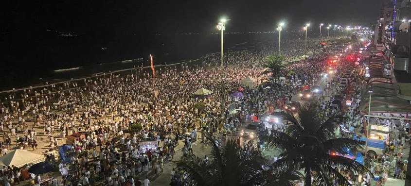 Turistas Lotam Orla Da Praia Do Forte No Reveillon Em Cabo Frio A festa de réveillon do município terá início às 19h, e será realizada na orla do janga, próximo do bompreço. turistas lotam orla da praia do forte