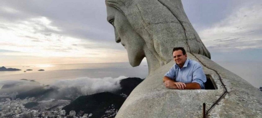 O prefeito eleito subiu até o Cristo Redentor, e depois circulou por vários  bairros do Rio de Janeiro