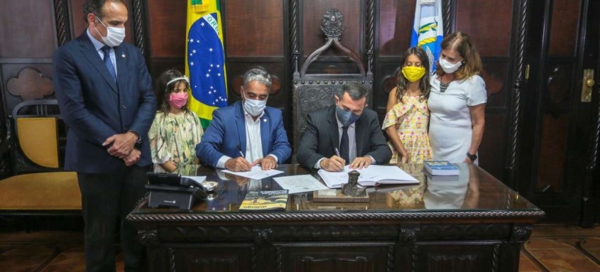 Felipe Peixoto assina o termo de posse ao lado do presidente da Alerj, André Ceciliano