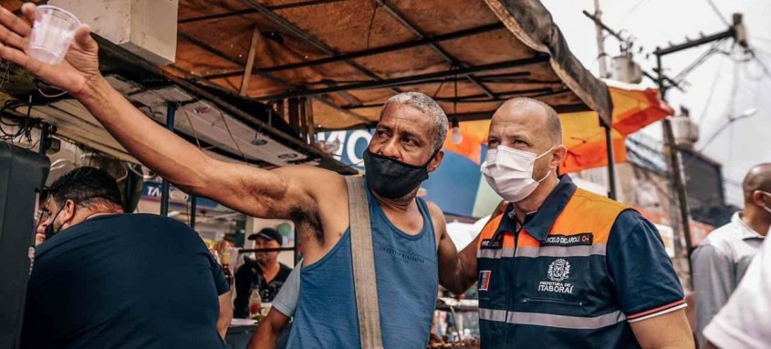 Em Itaboraí, Marcelo Delaroli botou a mão na massa para limpar a cidade