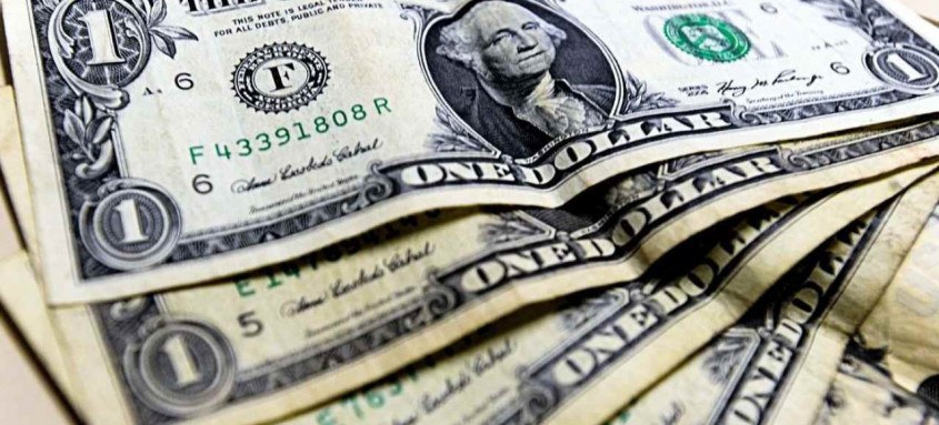 Com o desempenho de ontem, dólar passa a acumular alta de 2,49% em 2021 - Foto: Marcello Casal Jr/Agência Brasil Com o desempenho de ontem, dólar passa a acumular alta de 2,49% em 2021