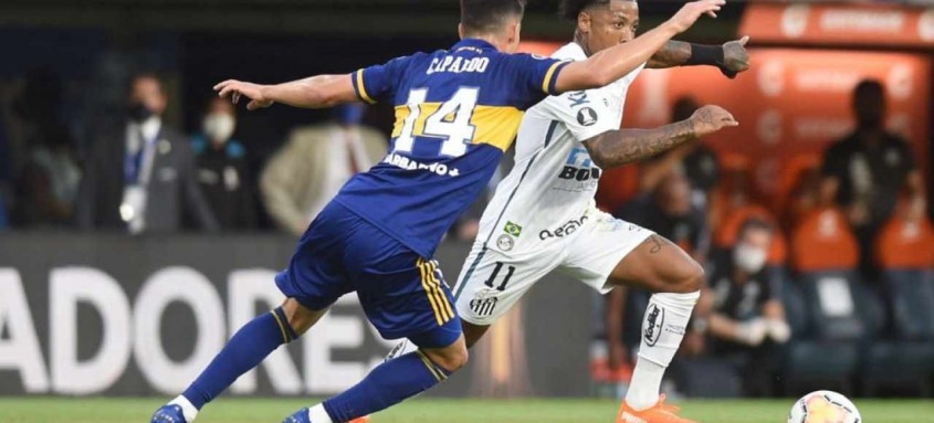 O atacante Marinho tenta passar por um marcador do Boca Juniors no confronto desta quarta na Bombonera - Foto: Ivan Storti / Santos O atacante Marinho tenta passar por um marcador do Boca Juniors no confronto desta quarta na Bombonera