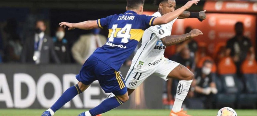 O atacante Marinho tenta passar por um marcador do Boca Juniors no confronto desta quarta na Bombonera