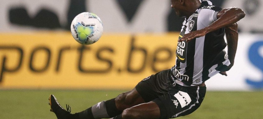 Botafogo, do atacante Kalou, tropeçou mais uma vez no Campeonato Brasileiro 