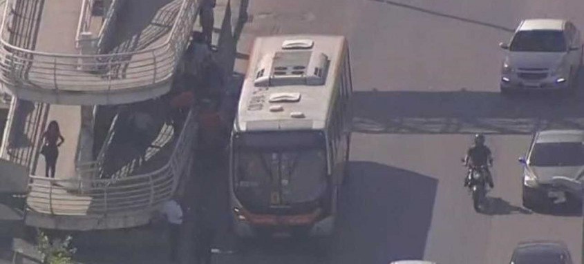 Com a chegada da Polícia Militar, bandidos fugiram correndo pela via expressa, mas chegaram a ser presos - Foto: Reprodução/ TV Globo Com a chegada da Polícia Militar, bandidos fugiram correndo pela via expressa, mas chegaram a ser presos