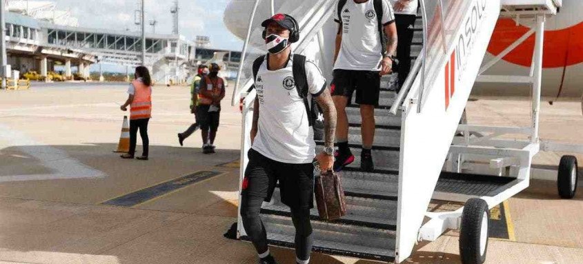 Jogadores do Vasco seguiram nesta quarta-feira para Goiânia onde amanhã enfrentarão o Atlético-GO - Foto: Rafael Ribeiro / Vasco Jogadores do Vasco seguiram nesta quarta-feira para Goiânia onde amanhã enfrentarão o Atlético-GO