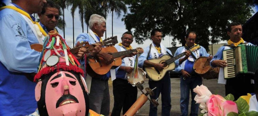 Segundo Instituto Estadual do Patrimônio Histórico e Artístico de Minas Gerais (Iepha-MG), as folias são manifestações culturais-religiosas cujos grupos se estruturam a partir de sua devoção