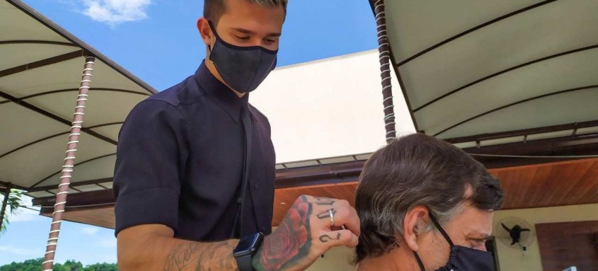 Parte do grupo de risco, o barbeiro Eduardo Piva buscou qualificação para trabalhar com segurança atendendo os clientes em suas casas