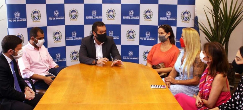 Governador em exercício Claudio Castro, com o Secretário da Casa Civil, Nicola Moreira Miccione e o Secretário de Desenvolvimento Social e Direitos Humanos, Bruno Dauaire, durante reunião com juízas para formar o Pacto Estadual de enfrentamento a violência contra mulher. - Foto: Paulo Vitor / Governo do Estado RJ Governador em exercício Claudio Castro, com o Secretário da Casa Civil, Nicola Moreira Miccione e o Secretário de Desenvolvimento Social e Direitos Humanos, Bruno Dauaire, durante reunião com juízas para formar o Pacto Estadual de enfrentamento a violência contra mulher.