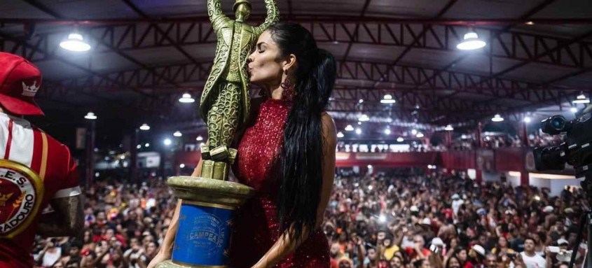 Raissa beijando a taça de campeã do carnaval de 2020, diante dos seus súditos na quadra da Unidos do Viradouro. Ela garante que não ficará longe do carnaval - Foto: Divulgação Raissa beijando a taça de campeã do carnaval de 2020, diante dos seus súditos na quadra da Unidos do Viradouro. Ela garante que não ficará longe do carnaval