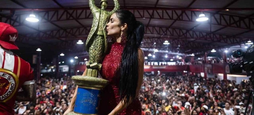 Raissa beijando a taça de campeã do carnaval de 2020, diante dos seus súditos na quadra da Unidos do Viradouro. Ela garante que não ficará longe do carnaval