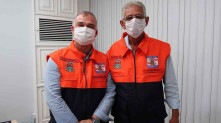 Capitão Nelson e o subsecretário de Defesa Civil, Fernando Rodrigues, que ofereceu um colete para o prefeito Divulgação