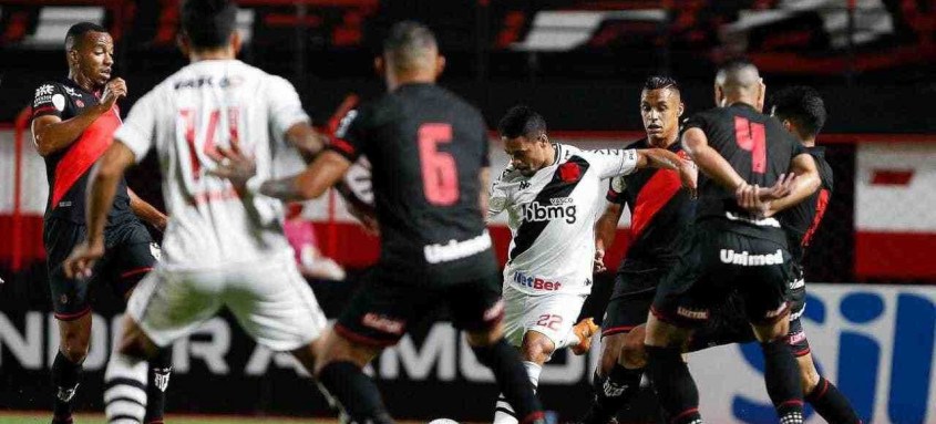 Yago Pikachu, que fez uma boa partida contra o Atlético-GO, pode ganhar chance na lateral vascaína