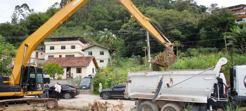 Neste domingo (10/01), foram iniciadas as ações de limpeza do Córrego Dantas por meio do programa Limpa Rio, do Instituto Estadual do Ambiente (Inea).
- Foto: Divulgação / Governo do Estado do Rio Janeiro Neste domingo (10/01), foram iniciadas as ações de limpeza do Córrego Dantas por meio do programa Limpa Rio, do Instituto Estadual do Ambiente (Inea).