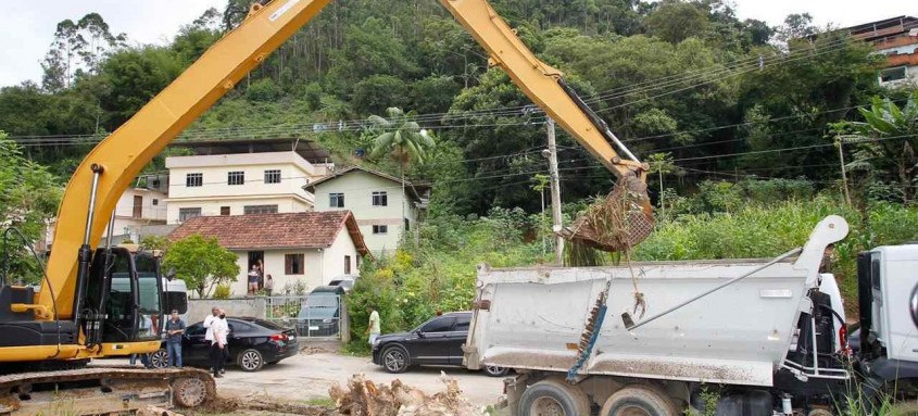 Neste domingo (10/01), foram iniciadas as ações de limpeza do Córrego Dantas por meio do programa Limpa Rio, do Instituto Estadual do Ambiente (Inea).

