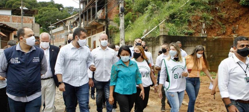 Ao lado de seus secretários, o governador visitou obras e lançou programa de limpeza de três rios em Teresópolis: Paquequer, Príncipe e Córrego Imbuí - Foto: Rogerio Santana/GOV RJ Ao lado de seus secretários, o governador visitou obras e lançou programa de limpeza de três rios em Teresópolis: Paquequer, Príncipe e Córrego Imbuí