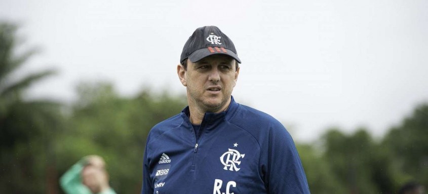 Enquanto seu futuro é discutido, o técnico Rogério Ceni tenta recuperar lado psicológico dos jogadores do Flamengo - Foto: Alexandre Vidal / Flamengo Enquanto seu futuro é discutido, o técnico Rogério Ceni tenta recuperar lado psicológico dos jogadores do Flamengo