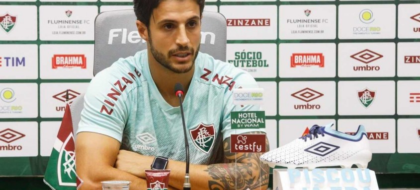 Volante Hudson conversou com os jornalistas ontem no CT do Fluminense