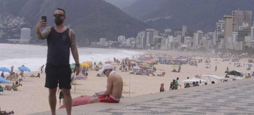 Praias em plena pandemia: os dias quentes no Rio são convite à aglomeração de pessoas, afirmam especialistas - Foto: Tomaz Silva / Agência Brasil Praias em plena pandemia: os dias quentes no Rio são convite à aglomeração de pessoas, afirmam especialistas