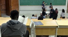Estudantes têm até a próxima sexta-feira para se inscrever
UnB reserva vagas para negros desde o vestibular de 2004
Percentual de negros com diploma cresceu quase quatro vezes desde 2000, segundo IBGE Marcello Casal Jr/Agência Brasil