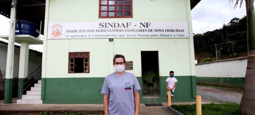Diante de tantas perdas, Pâmela, que havia terminado o curso de Técnica Agrícola, decidiu participar do movimento de reconstrução da economia local - Foto: Divulgação/ Governo do Rio Diante de tantas perdas, Pâmela, que havia terminado o curso de Técnica Agrícola, decidiu participar do movimento de reconstrução da economia local