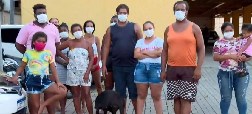 Ele foi levado até a Delegacia de Homicídios por moradores, mas negou as acusações - Foto: Reprodução/TV Globo Ele foi levado até a Delegacia de Homicídios por moradores, mas negou as acusações