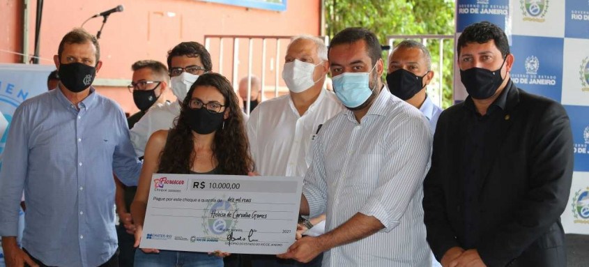 O governador em exercício entregou cheques simbólicos para floricultores - Foto: Philippe Lima/Divulgação Palácio Guanabara O governador em exercício entregou cheques simbólicos para floricultores
